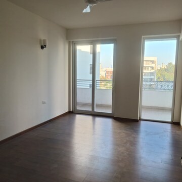 Room in 4 BHK Apartment at DLF Alameda Independent Floors, Sector 73 – for Rent