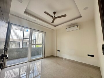 Room in 3 BHK Apartment at Dlf Phase iv – for Rent