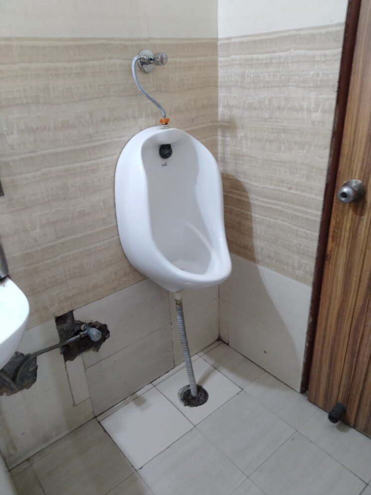 Bathroom, sector 2 Commercial Office Space 500 Sq.Ft. In Sector 2 Noida 8665005