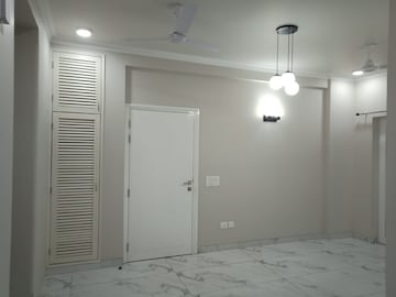 Room in 2.5 BHK Builder Floor at Central Park Cerise Suites, Sohna Sector 33 – for Rent