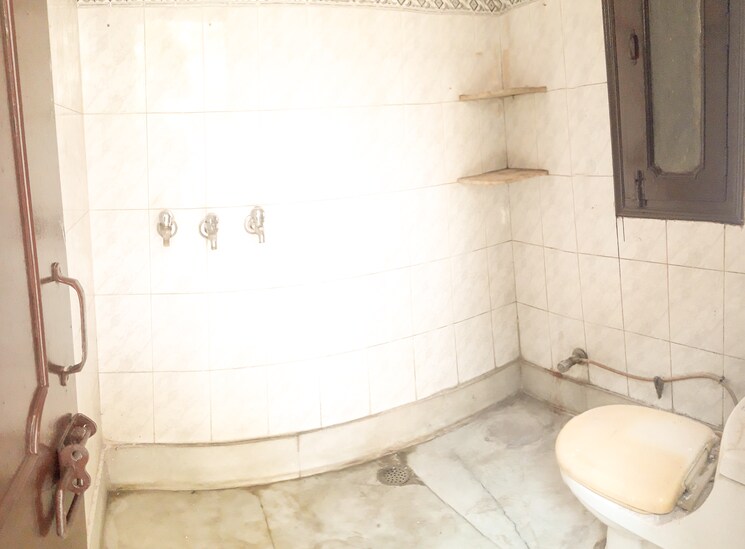 Bathroom, rohini sector 8 3 Bedroom 1400 Sq.Ft. Builder Floor In Rohini Sector 8 Delhi 8665193