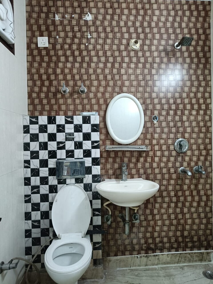 Bathroom, sunder-apartment 3.5 Bedroom 1400 Sq.Ft. Apartment In Paschim Vihar Delhi 8665283