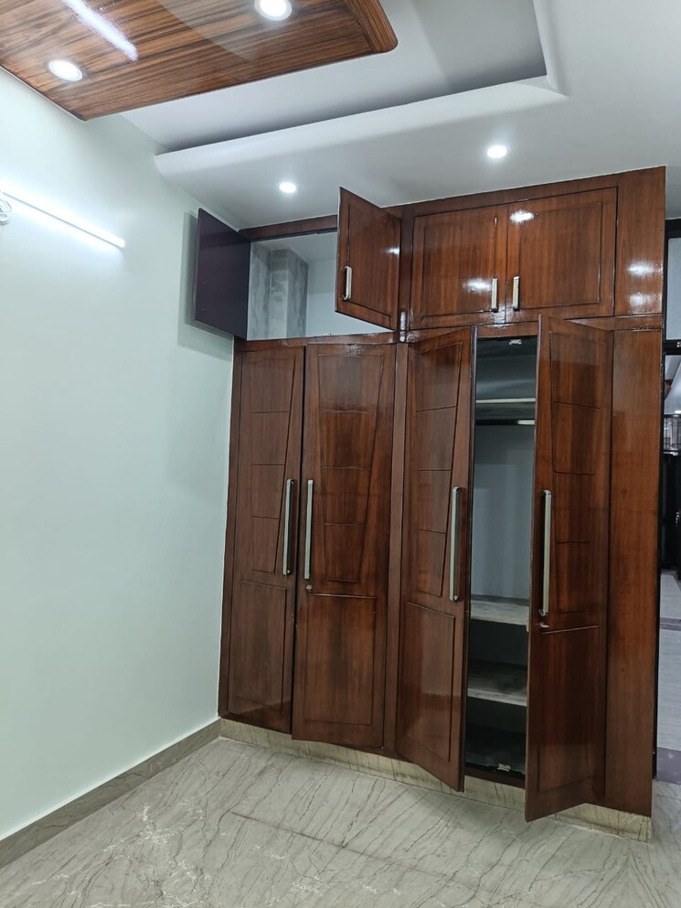 Room, sunder-apartment 3.5 Bedroom 1400 Sq.Ft. Apartment In Paschim Vihar Delhi 8665283