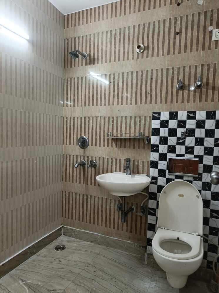 Bathroom, sunder-apartment 3.5 Bedroom 1400 Sq.Ft. Apartment In Paschim Vihar Delhi 8665283