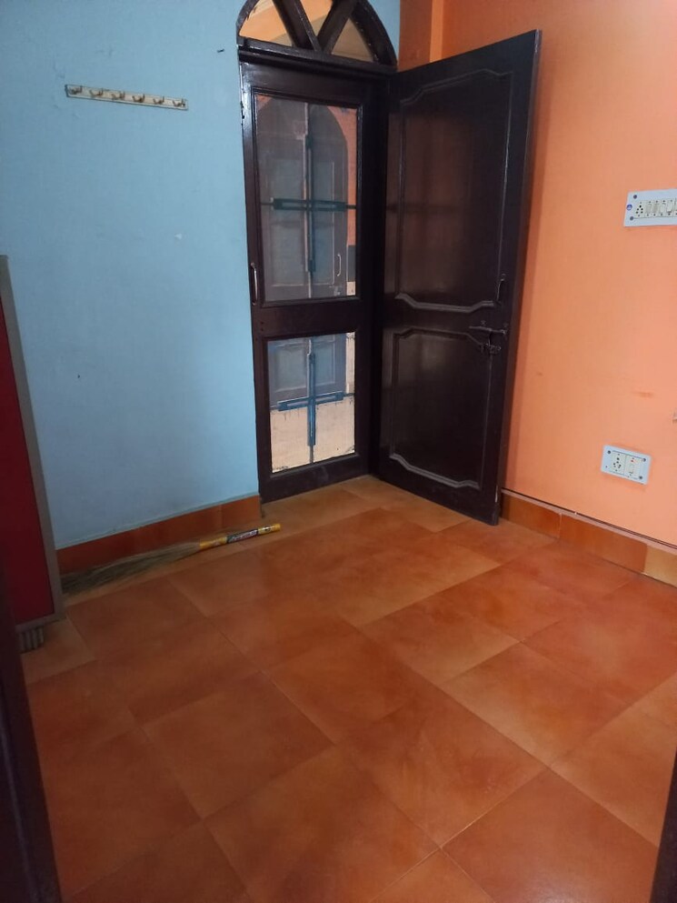 Room, sector 37 6+ Bedroom 300 Sq.Yd. Independent House In Sector 37 Faridabad 8608386