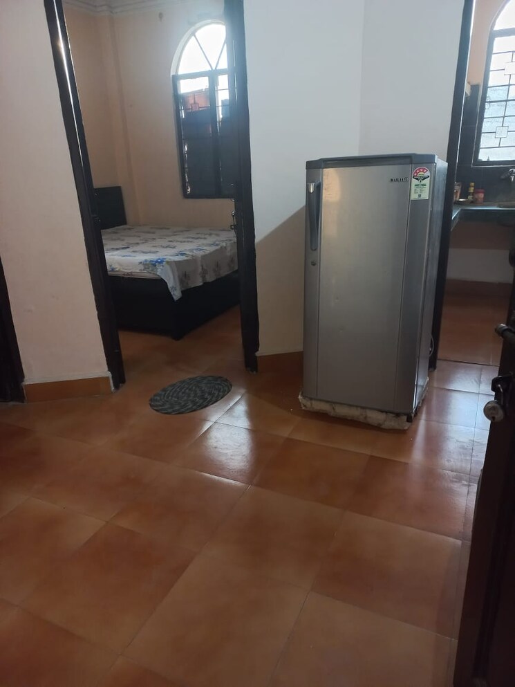 Room, sector 37 6+ Bedroom 300 Sq.Yd. Independent House In Sector 37 Faridabad 8608386