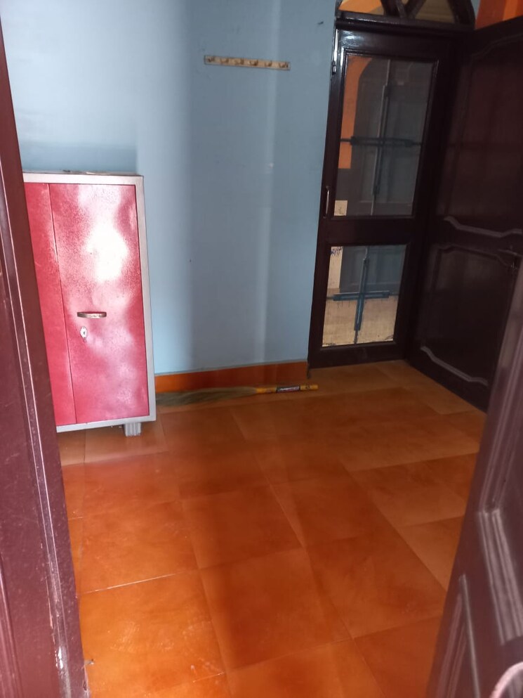 Room, sector 37 6+ Bedroom 300 Sq.Yd. Independent House In Sector 37 Faridabad 8608386