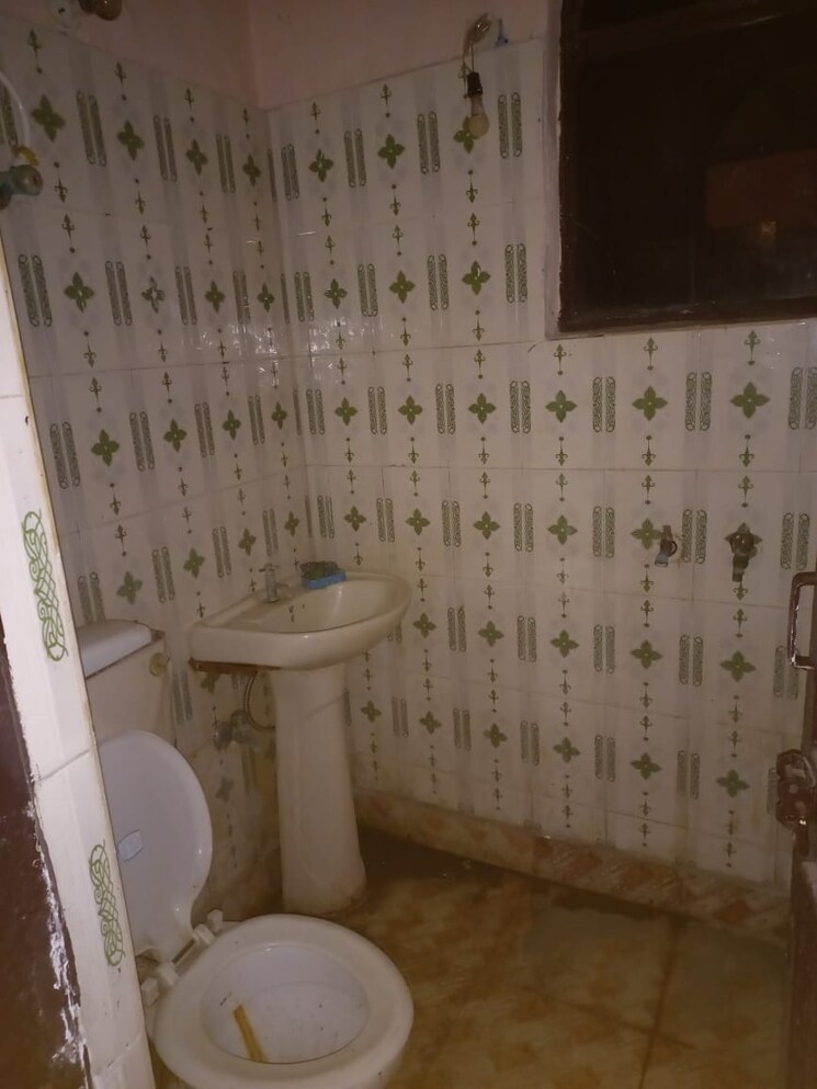 Bathroom, sector 37 6+ Bedroom 300 Sq.Yd. Independent House In Sector 37 Faridabad 8608386