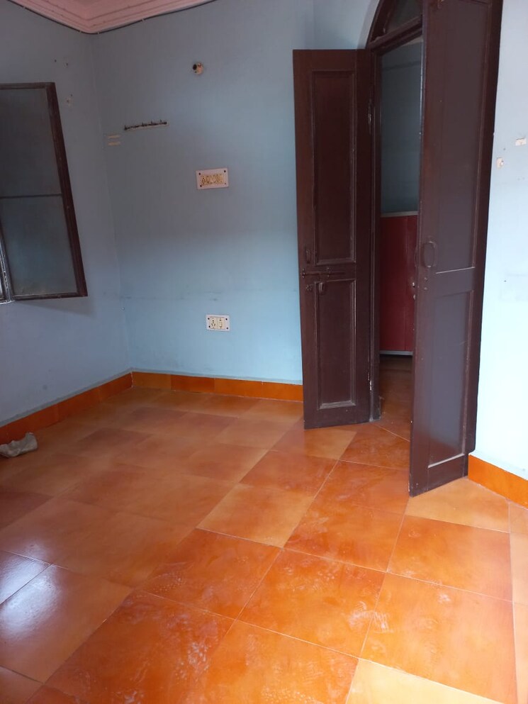 Room, sector 37 6+ Bedroom 300 Sq.Yd. Independent House In Sector 37 Faridabad 8608386