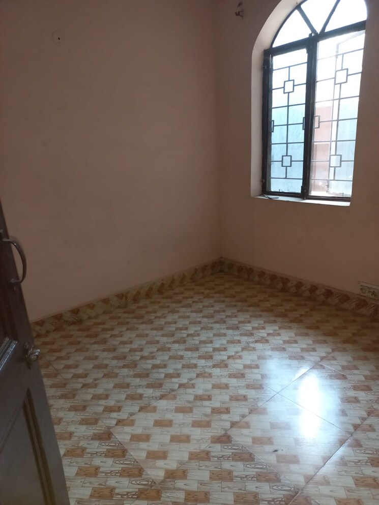 Room, sector 37 6+ Bedroom 300 Sq.Yd. Independent House In Sector 37 Faridabad 8608386