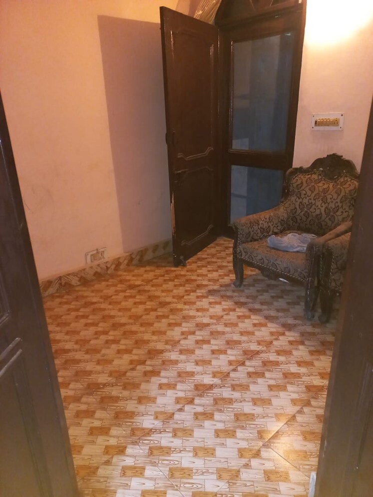 Bedroom, sector 37 6+ Bedroom 300 Sq.Yd. Independent House In Sector 37 Faridabad 8608386