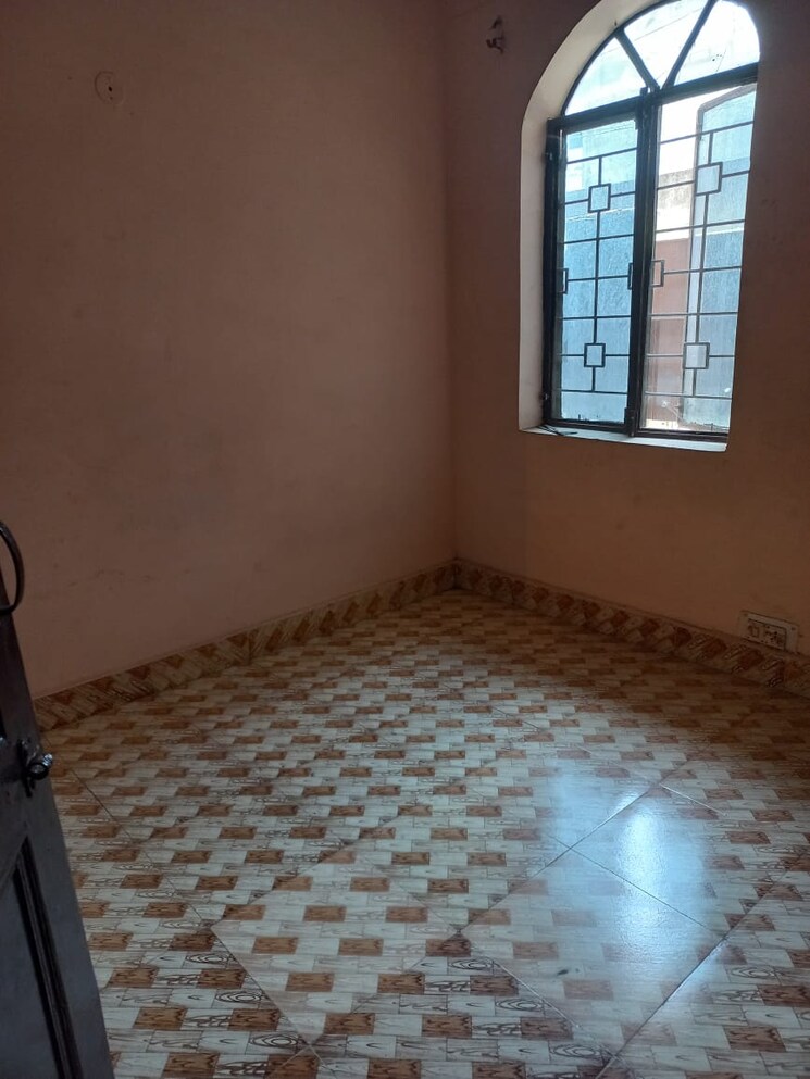 Room, sector 37 6+ Bedroom 300 Sq.Yd. Independent House In Sector 37 Faridabad 8608386