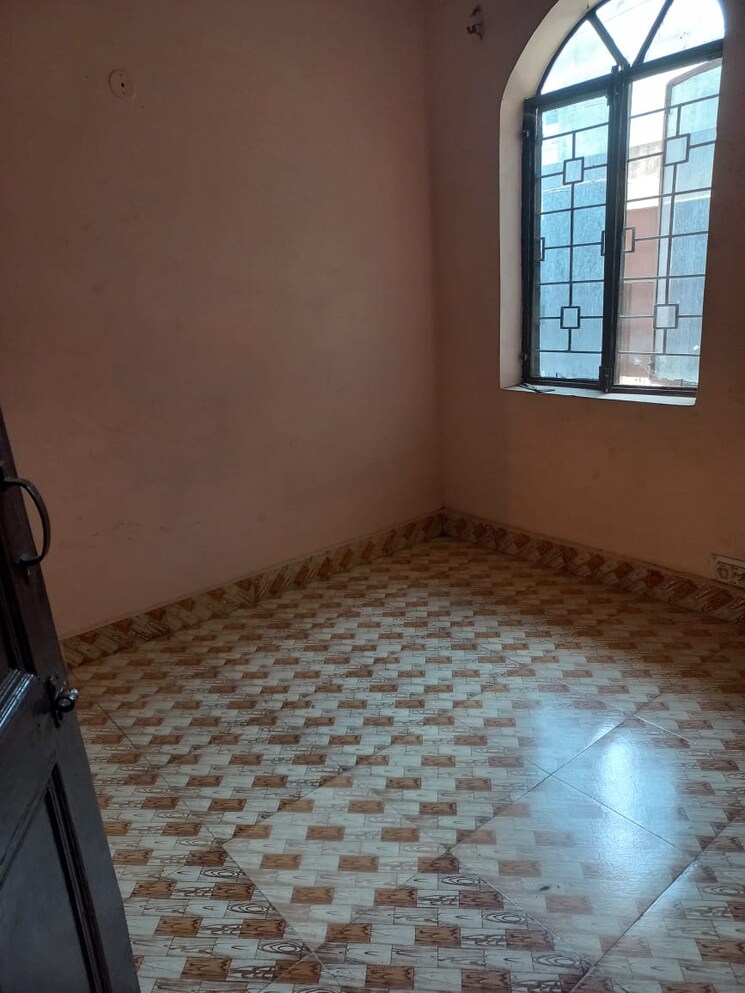 Room, sector 37 6+ Bedroom 300 Sq.Yd. Independent House In Sector 37 Faridabad 8608386