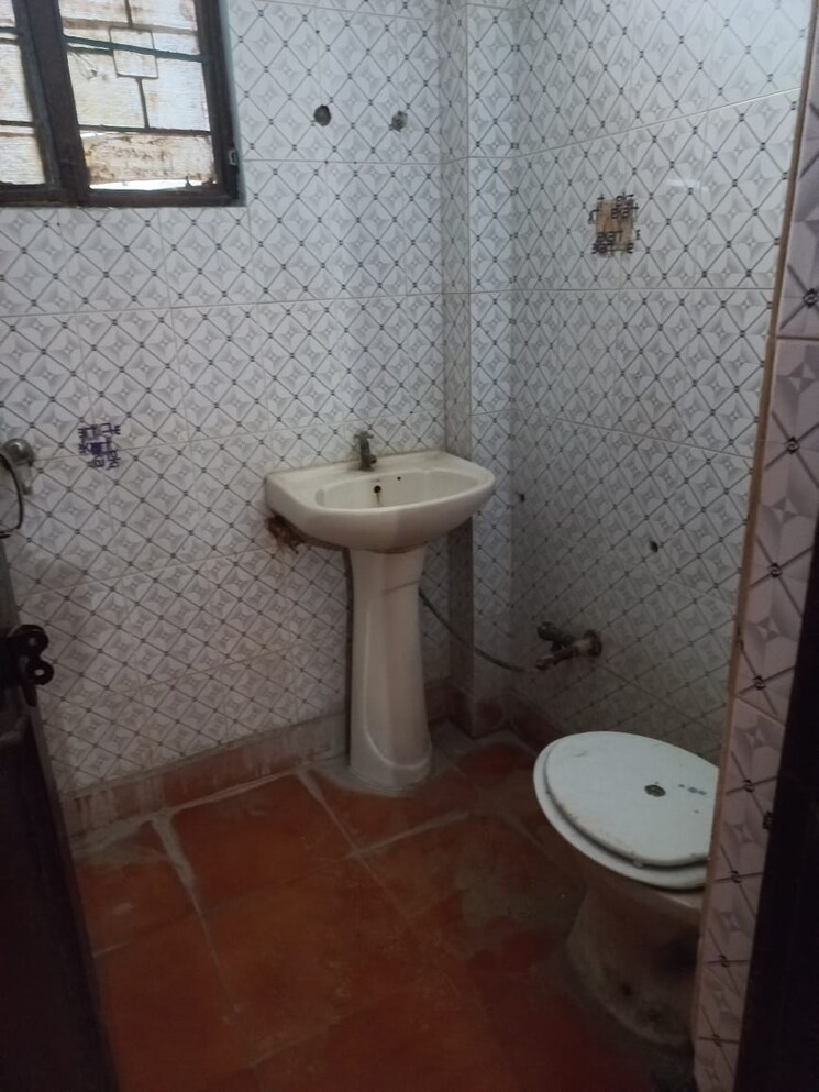 Bathroom, sector 37 6+ Bedroom 300 Sq.Yd. Independent House In Sector 37 Faridabad 8608386