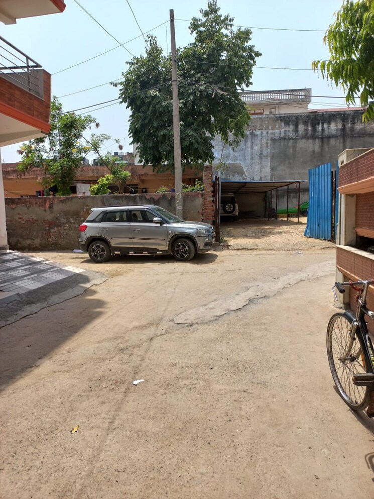  Parking, sector 37 6+ Bedroom 300 Sq.Yd. Independent House In Sector 37 Faridabad 8608386