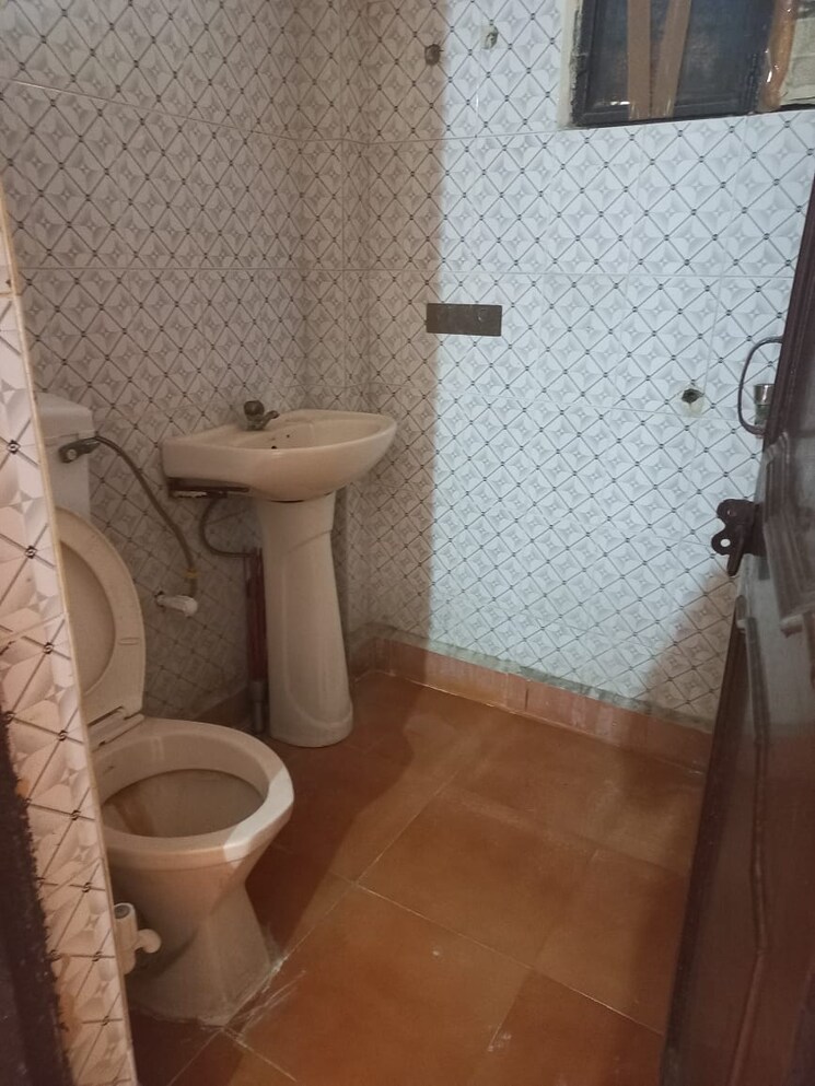 Bathroom, sector 37 6+ Bedroom 300 Sq.Yd. Independent House In Sector 37 Faridabad 8608386