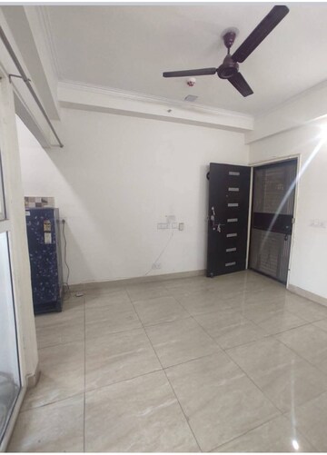 Room in 2 BHK Apartment at Gaur City 7th Avenue, Sector 4 Greater Noida – for Rent