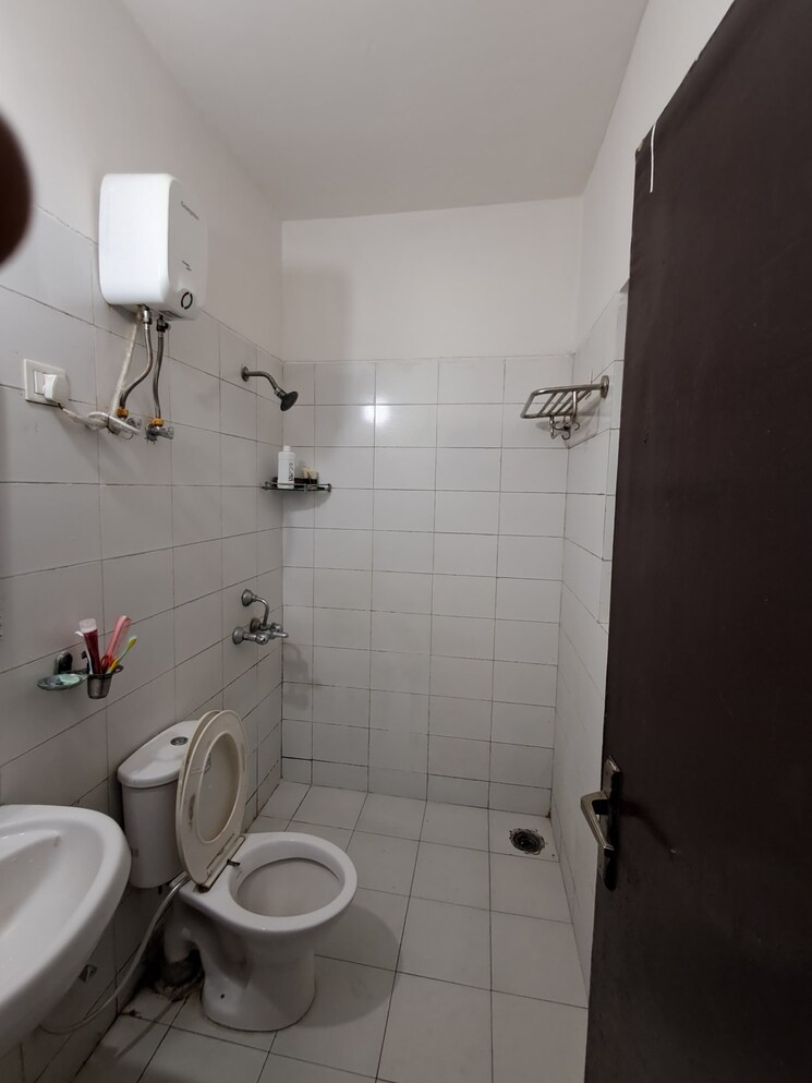 Bathroom, sector 84 3 Bedroom 250 Sq.Yd. Apartment In Sector 84 Faridabad 8665621