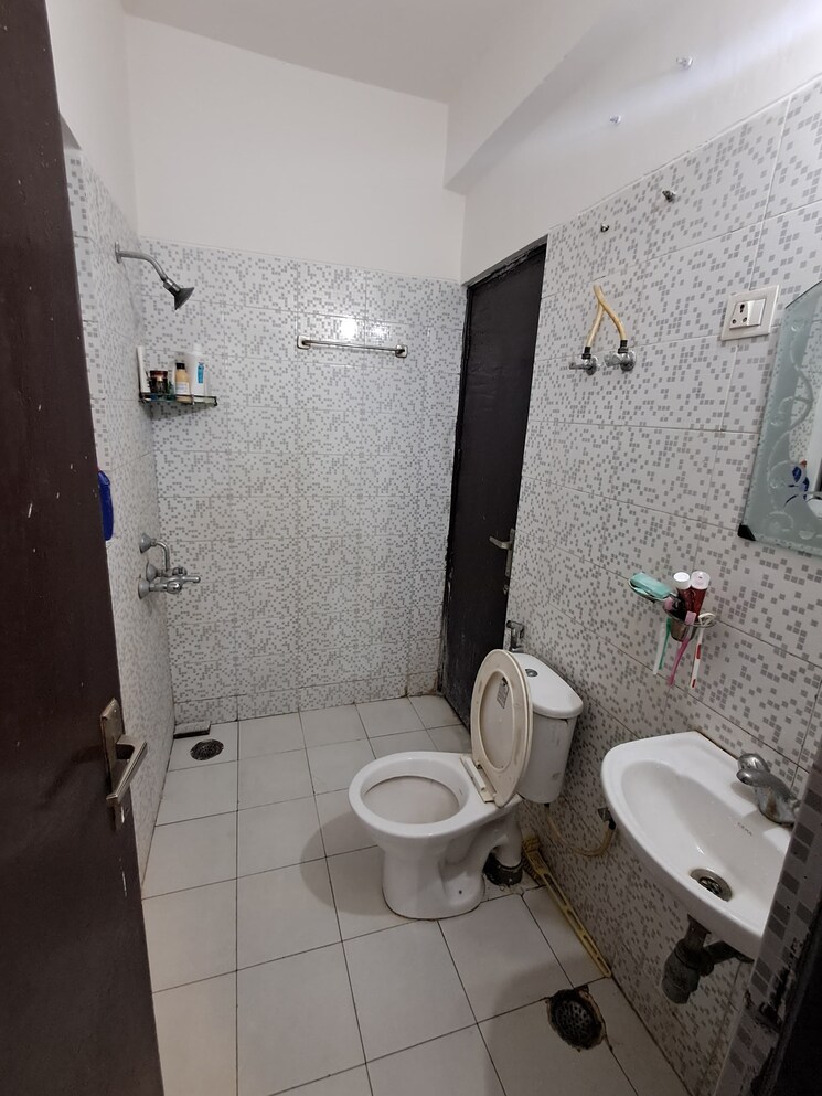 Bathroom, sector 84 3 Bedroom 250 Sq.Yd. Apartment In Sector 84 Faridabad 8665621