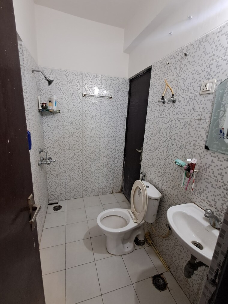Bathroom, sector 84 3 Bedroom 250 Sq.Yd. Apartment In Sector 84 Faridabad 8665621