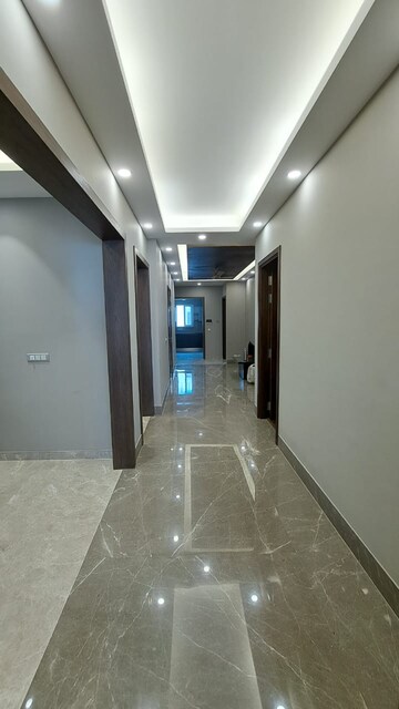 Building Lobby in 4 BHK Builder Floor at Ansal Sushant Lok I, Sector 43 – for Rent