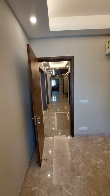 Building Lobby in 4 BHK Builder Floor at Ansal Sushant Lok I, Sector 43 – for Rent
