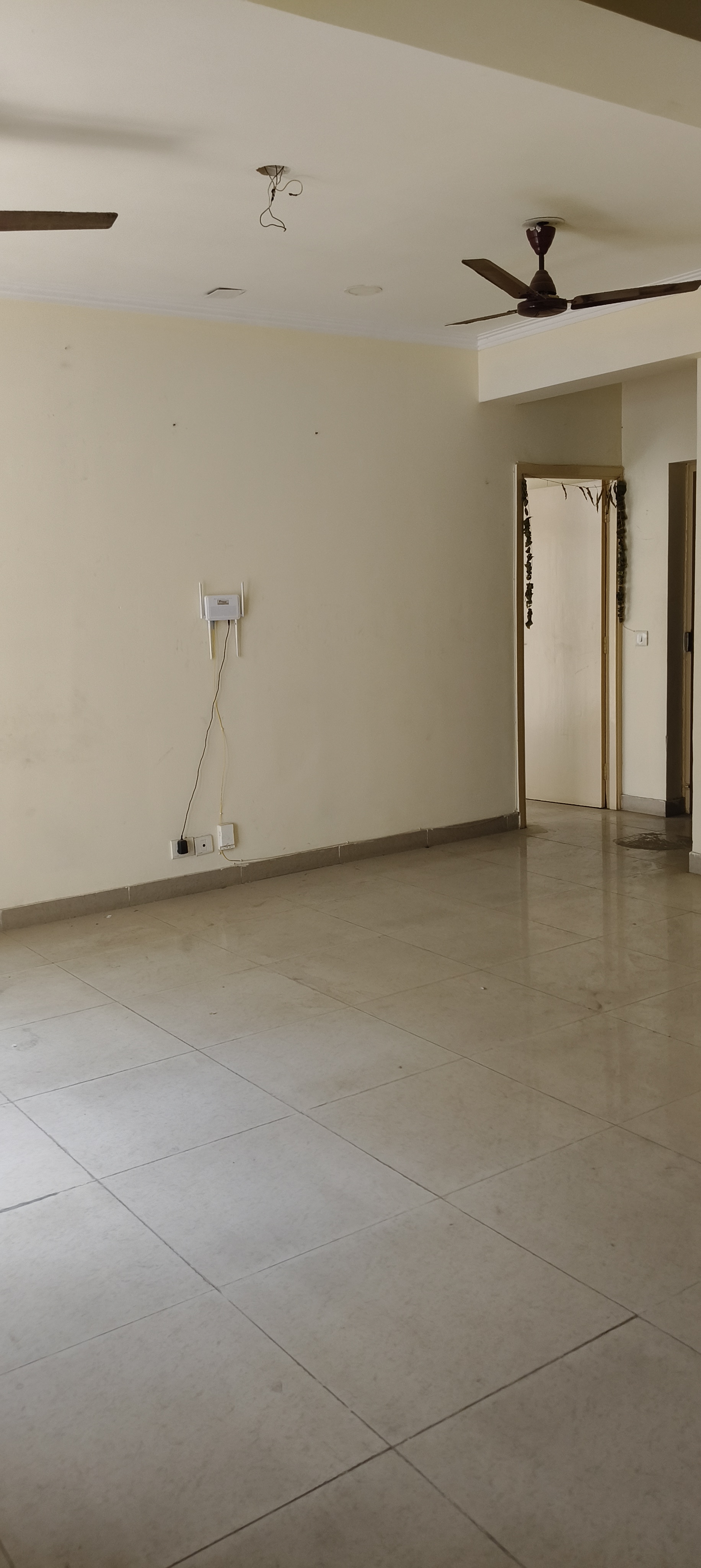 3 BHK + Servant Room Apartment For Rent in Gaur City 2 - Sanskriti Vihar
