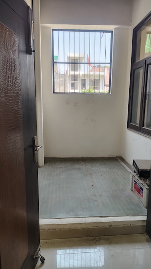 Room in 2.5 BHK Apartment at Ajnara Pride, Vasundhara Sector 4 – for Sale