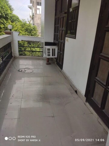 Balcony in 2 BHK Builder Floor at Sector 29 – for Rent