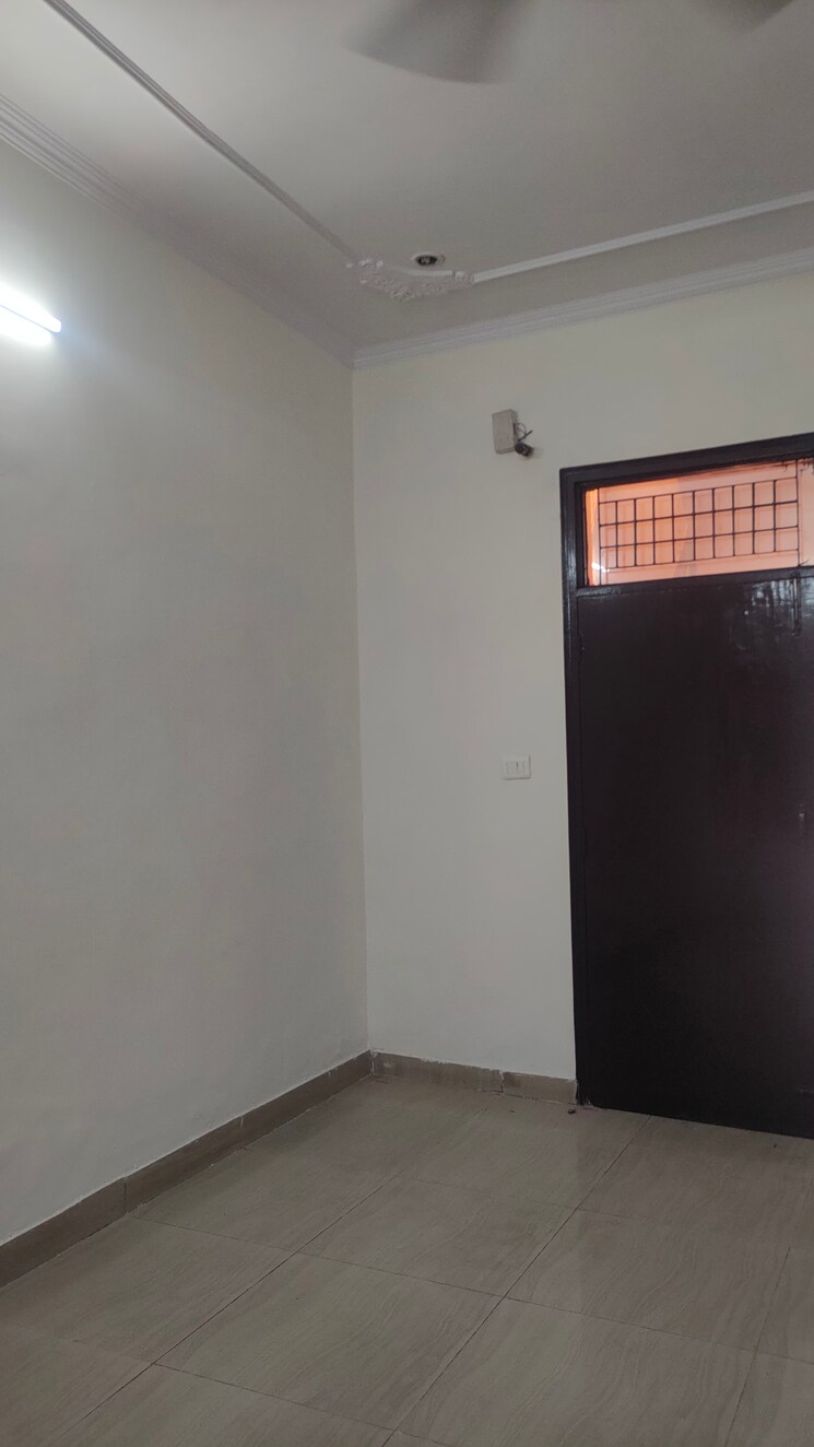 Room, vaishali sector 5 3 Bedroom 1100 Sq.Ft. Builder Floor In Vaishali Sector 5 Ghaziabad 8666125