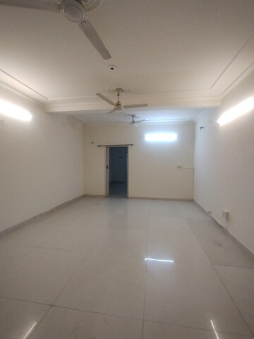 Building Lobby in 1 BHK Builder Floor at Ansal Sushant Lok I, Sector 43 – for Rent