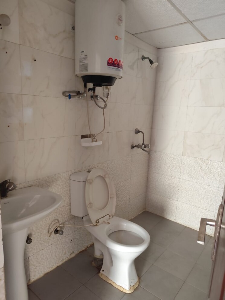 Bathroom, sector 71 2 Bedroom 1100 Sq.Ft. Apartment In Sector 71 Noida 8666209