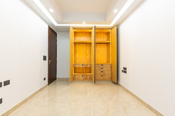 Room in 3 BHK Builder Floor at South Extension ii – for Rent