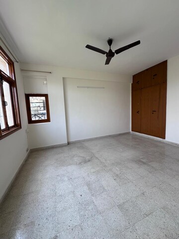 Room in 3 BHK Builder Floor at Gupta Awas, Sector 43 – for Rent