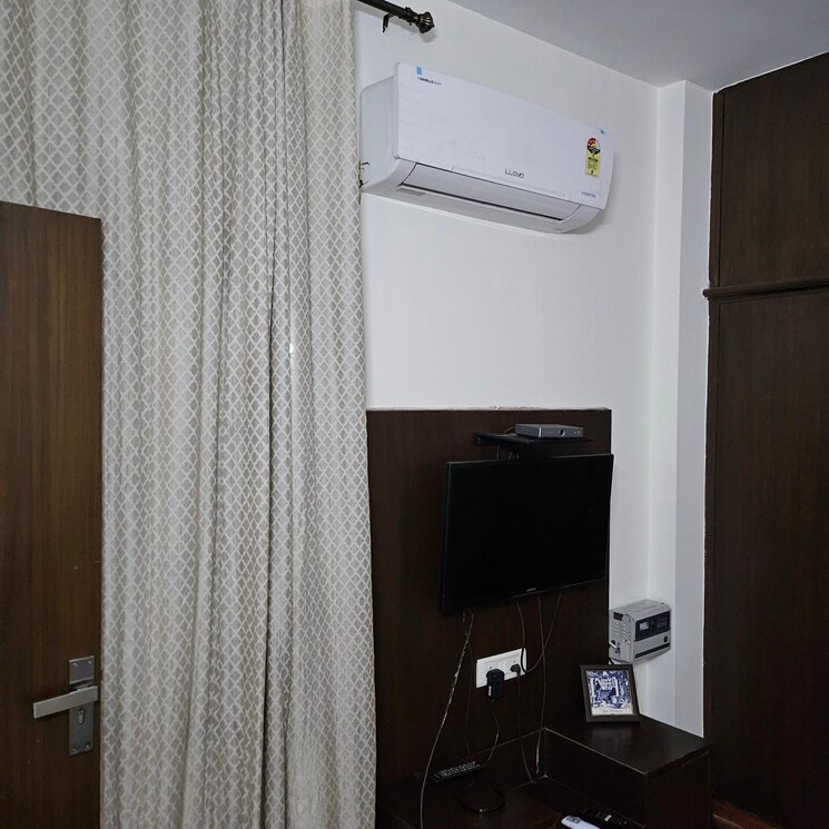 Bathroom, east of kailash 3 Bedroom 200 Sq.Yd. Builder Floor In East Of Kailash Delhi 8666428