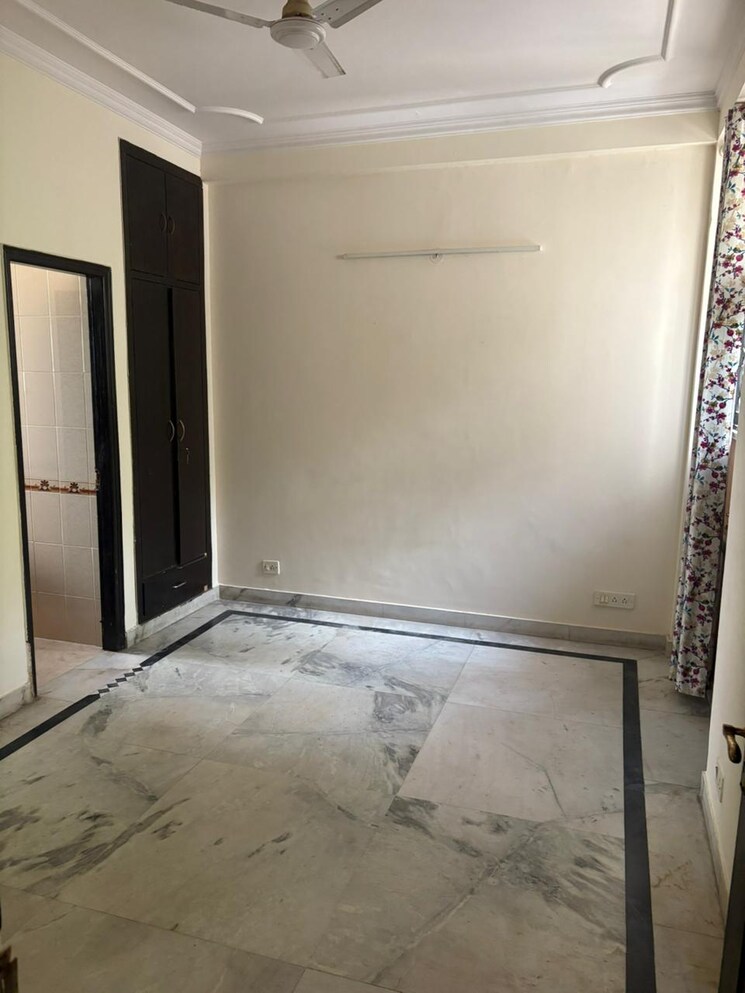 Room, gurugram-cghs 3 Bedroom 2100 Sq.Ft. Apartment In Sector 56 Gurgaon 8666399