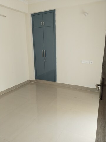 Room in 2 BHK Apartment at Amrapali Tropical Garden, Tech Zone 4 Greater Noida – for Rent