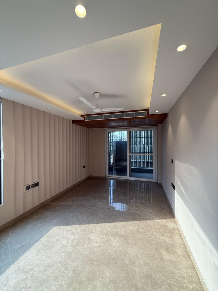 Room, greater kailash 4 Bedroom 300 Sq.Yd. Builder Floor In Greater Kailash Delhi 8666488