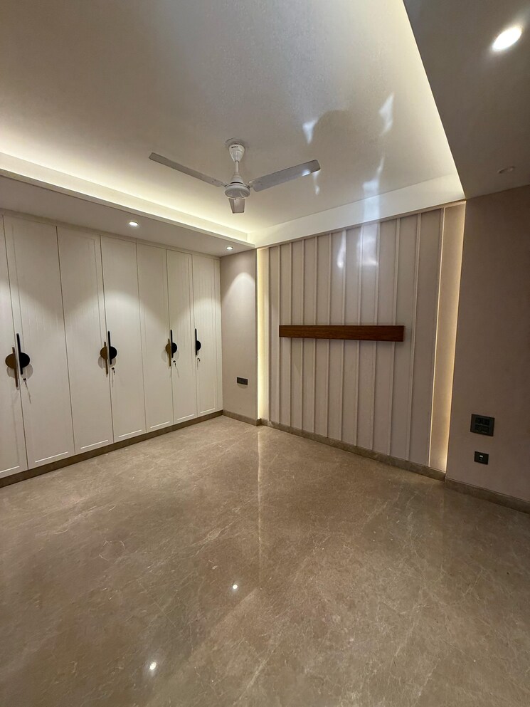 Room, greater kailash 4 Bedroom 300 Sq.Yd. Builder Floor In Greater Kailash Delhi 8666488