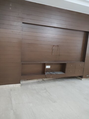 Room in 3 BHK Apartment at Chittaranjan Park – for Sale