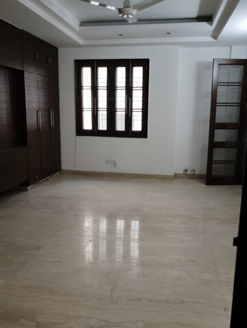 Room in 3 BHK Apartment at Chittaranjan Park – for Sale