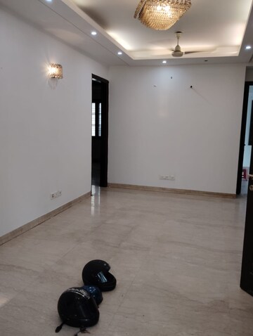 Room in 3 BHK Apartment at Chittaranjan Park – for Sale