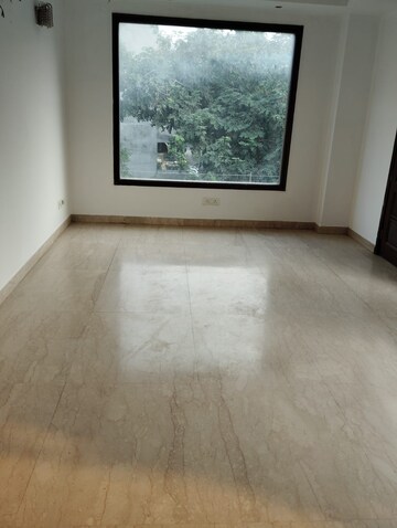 Room in 3 BHK Apartment at Chittaranjan Park – for Sale