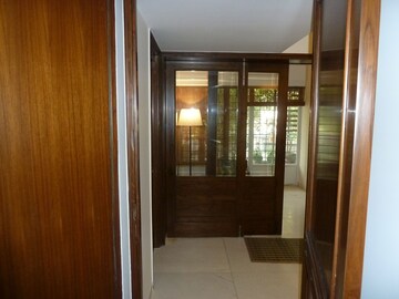 Room in 3 BHK Apartment at Boutique Residential Apartments C-253, Defence Colony – for Rent