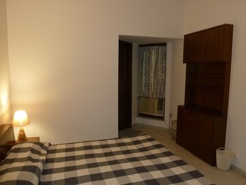 Room in 3 BHK Apartment at Boutique Residential Apartments C-253, Defence Colony – for Rent