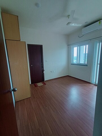 Room in 2 BHK Apartment at Puravankara Silversands, Mundhwa – for Rent