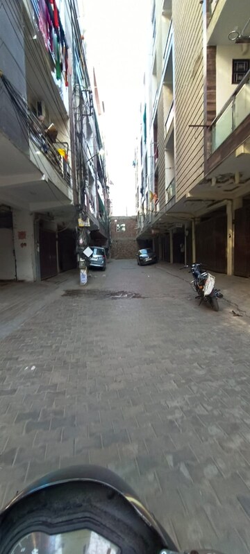 Parking in 1 BHK Builder Floor at Krishna Colony – for Rent