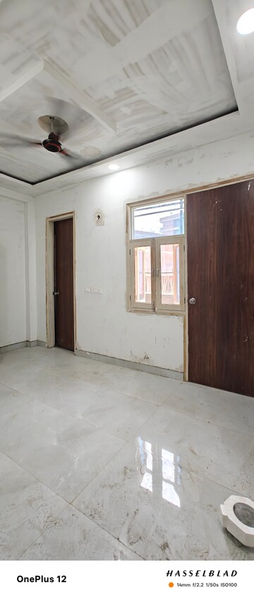 Room in 2 BHK Builder Floor at Sector 73 – for Sale