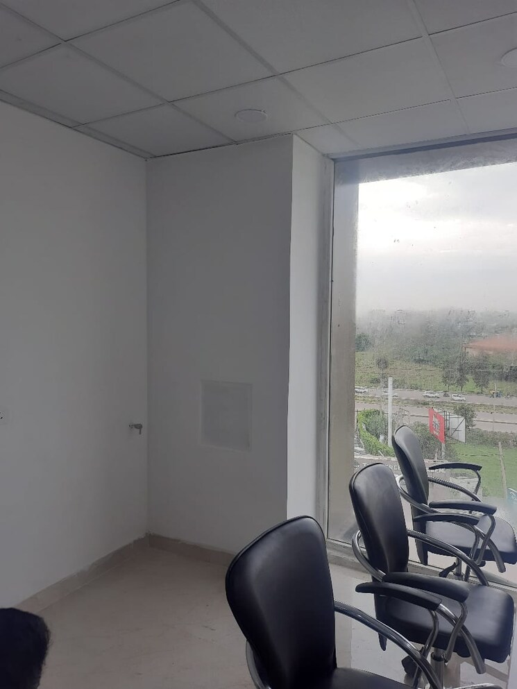  Parking, motia-citi-royal-business-park Commercial Office Space 900 Sq.Ft. In Ambala Highway Zirakpur 8667675