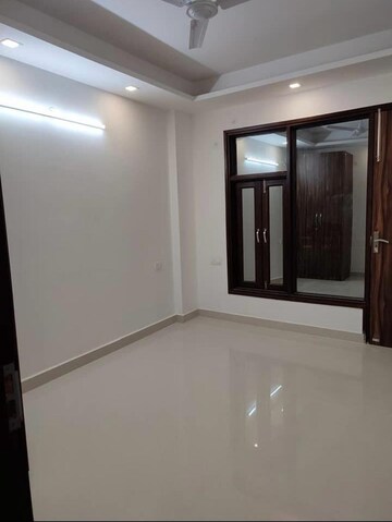 Room in 1 BHK Builder Floor at Paryavaran Complex – for Rent
